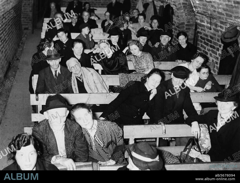 Geschichte / 2. Weltkrieg / Luftschutz/. Deutschland. Berliner Bevölkerung in einem Luftschutzkeller, nachdem Fliegeralarm gegeben wurde. Foto.