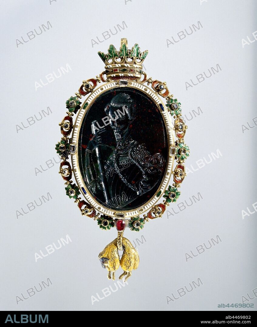 Medallion with a knight of the Golden Fleece, Oval medallion of blood jasper, in which a knight of knights with command staff has been carved. Around it a frame of gold, enamel, table cut diamonds and a ruby. At the bottom the golden fleece. Rear medallion of transparent faceted glass with hinge on two sides, anonymous, Germany, c. 1600 - c. 1620, gold (metal), diamond (mineral), ruby (mineral), glass, h 10.3 cm × w 5.7 cm × d 1.1 cm × w 80 gr.