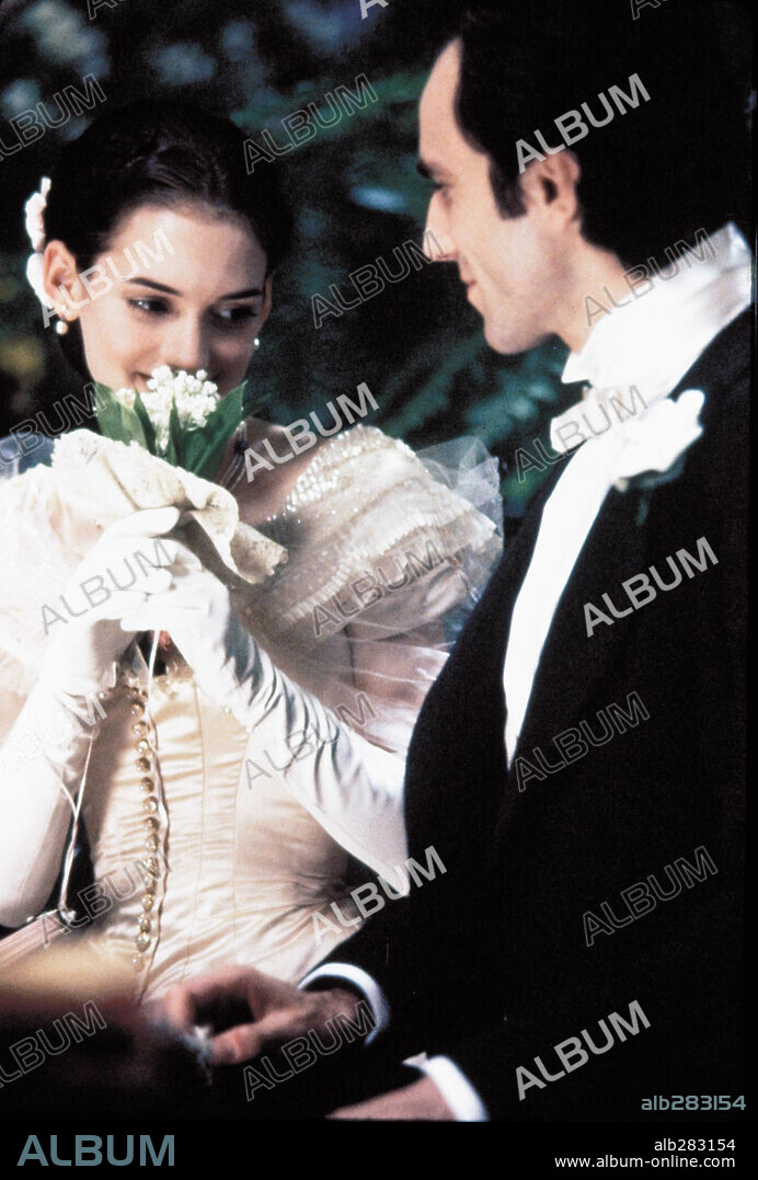 DANIEL DAY-LEWIS and WINONA RYDER in THE AGE OF INNOCENCE, 1993, directed by MARTIN SCORSESE. Copyright COLUMBIA PICTURES / CARUSO, PHILLIP.