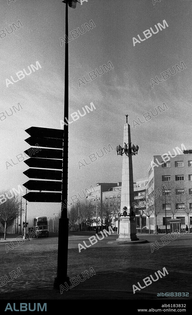 PLAZA DE CRISTO REY - FUNDACION JIMENEZ DIAZ - FOTOGRAFIA EN BLANCO Y NEGRO - AÑOS 60.