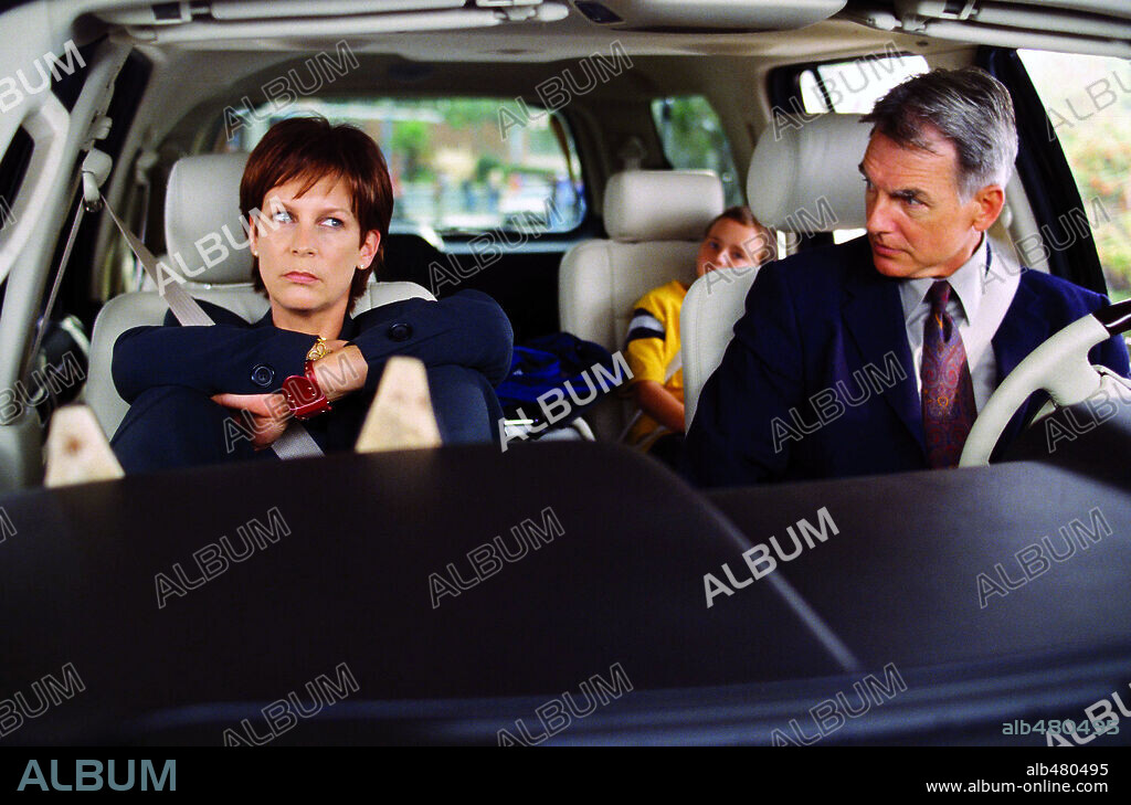 JAMIE LEE CURTIS and MARK HARMON in FREAKY FRIDAY, 2003, directed by MARK WATERS. Copyright GUNN FILMS/WALT DISNEY PICTURES / BATZDORFF, RON.