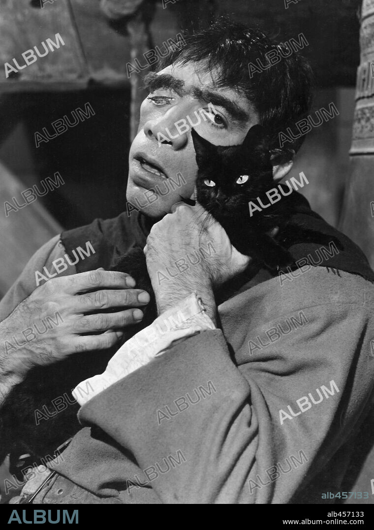 ANTHONY QUINN in THE HUNCHBACK OF NOTRE DAME, 1956 (NOTRE DAME DE PARIS), directed by JEAN DELANNOY. Copyright PARIS-FILM PRODUCTIONS/ALLIED ARTISTS / VOINQUEL, RAYMOND.