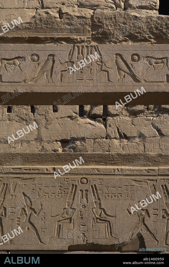 ARTE EGIPCIO. Detalles de los relieves que decoran la CAPILLA dedicada a la TRIADA TEBANA formada por los dioses AMON, MUT Y KHONSU (JONSU). Lado septentrional del PRIMER PATIO DE RAMSES II. TEMPLO DE LUXOR. EGIPTO. IMPERIO NUEVO.