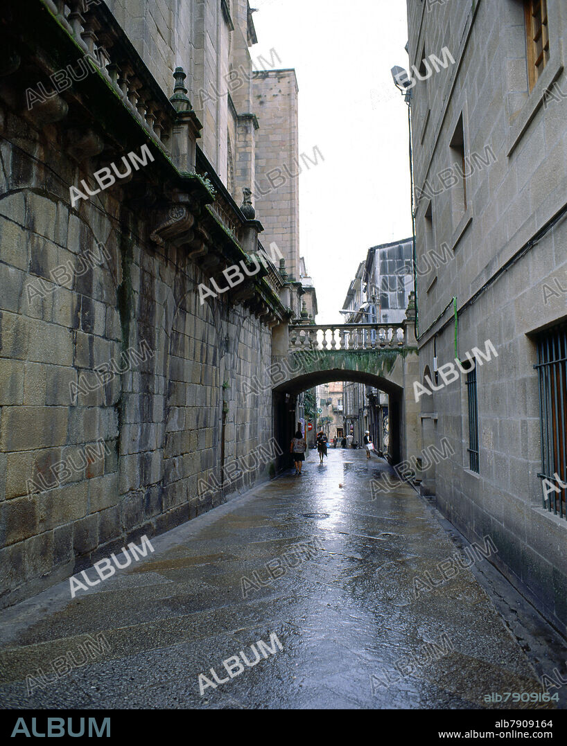 CALLE ESTRECHA DEL CASCO ANTIGUO JUNTO A LOS MUROS DE LA CATEDRAL - FOTO AÑOS 90.