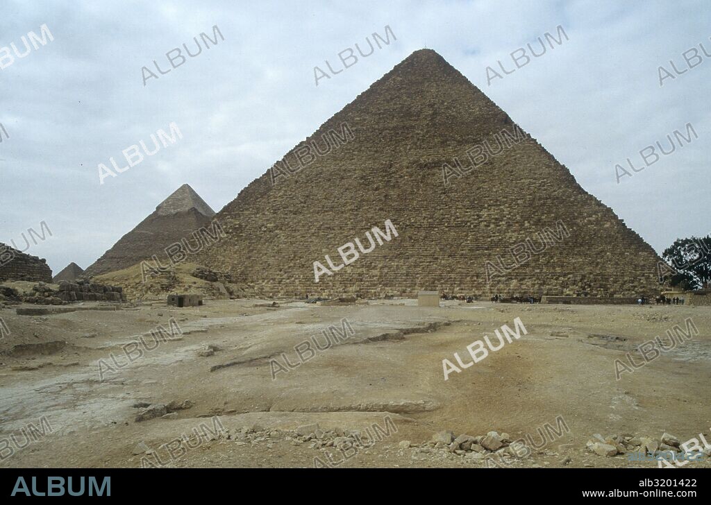 La Pirámide de Keops sirvió como tumba para el faraón Jufu, conocido también por su nombre en griego, Keops, en la dinastía IV.  Guiza, Egipto.