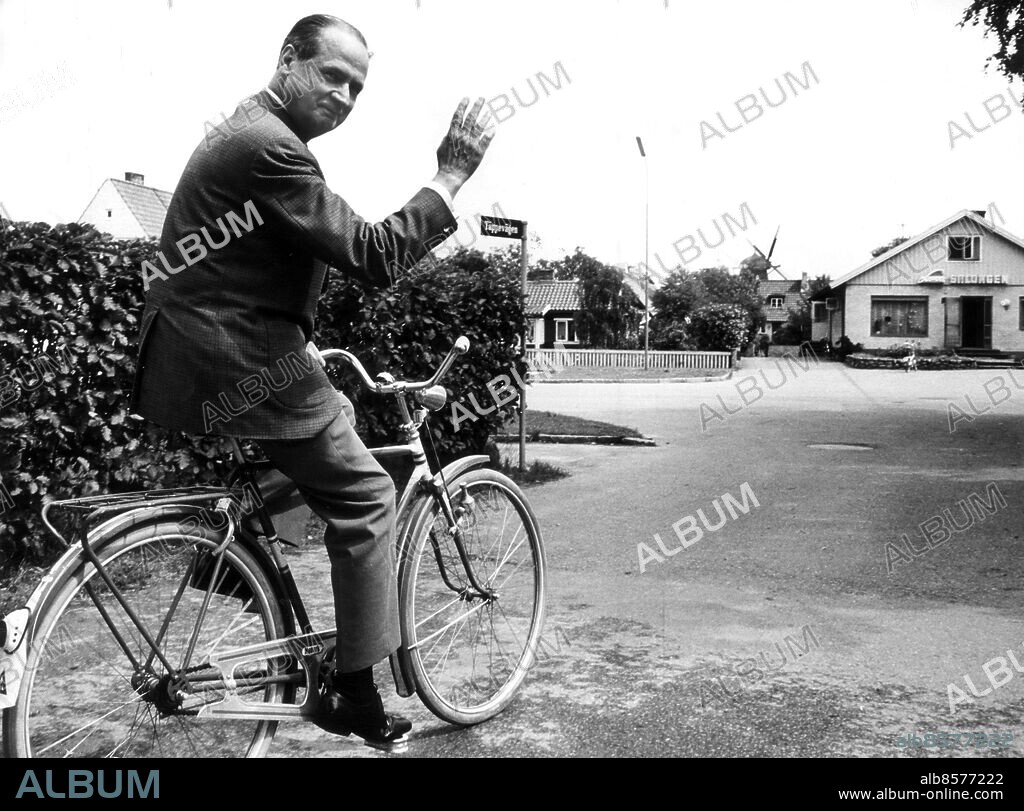 Gunnar Jarring fd diplomat. på cykel Viken F-19071012 DÖD maj 2002. Jarring Gunnar fd diplomat ambassadör Viken Sit 1970. (c) Sydsvenskan / IBL.