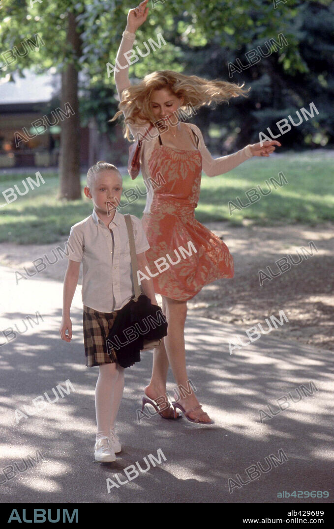 BRITTANY MURPHY and DAKOTA FANNING in UPTOWN GIRLS, 2003, directed by BOAZ YAKIN. Copyright METRO GOLDWYN MAYER.
