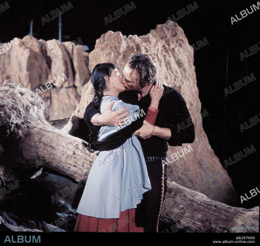 KATY JURADO y MARLON BRANDO en EL ROSTRO IMPENETRABLE, 1961 (ONE-EYED JACKS), dirigida por MARLON BRANDO. Copyright PARAMOUNT PICTURES.