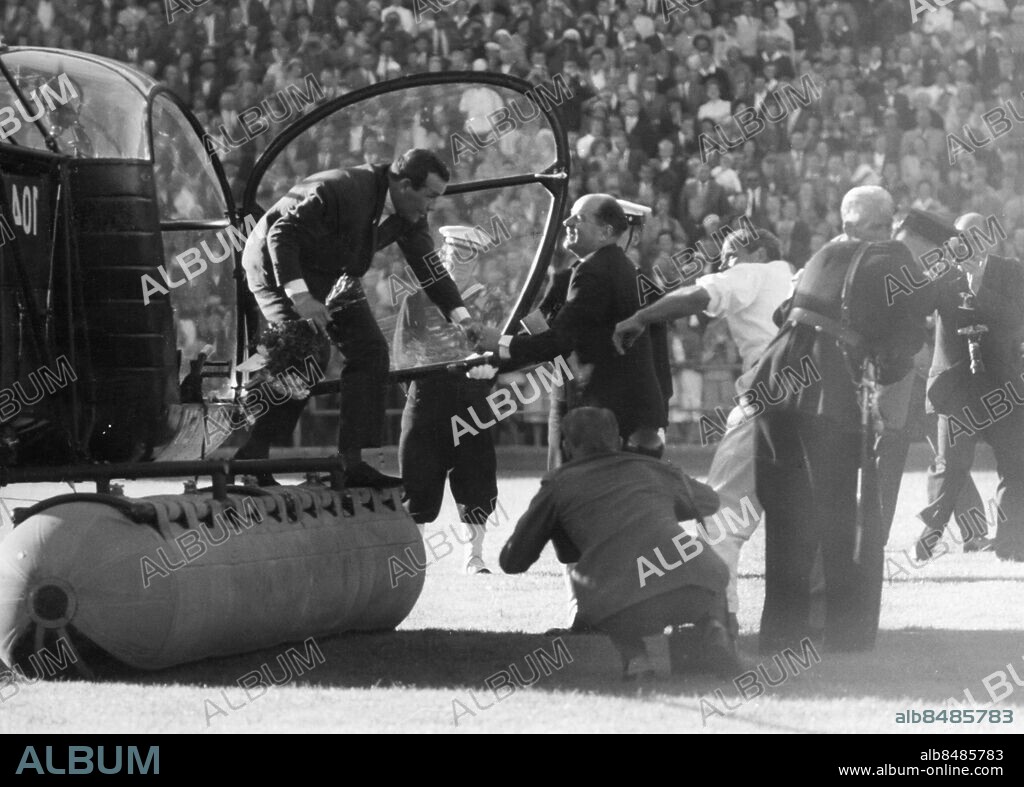 Orig. bildtext... Världsmästaren landar med helikopter på Nya Ullevi och mottages av intendent Ekholm och pressen. Orig. bildtext... Ingemar johansson folkhyllades livligt på Nya Ullevi efter hemkomsten från USA. Anm. I Johansson, f.1932, boxare, professionell världsmästare i tungvikt 1959-1960. Fotografer CD466 persons: INGEMAR JOHANSSON sites: SVERIGE;GÖTEBORG.