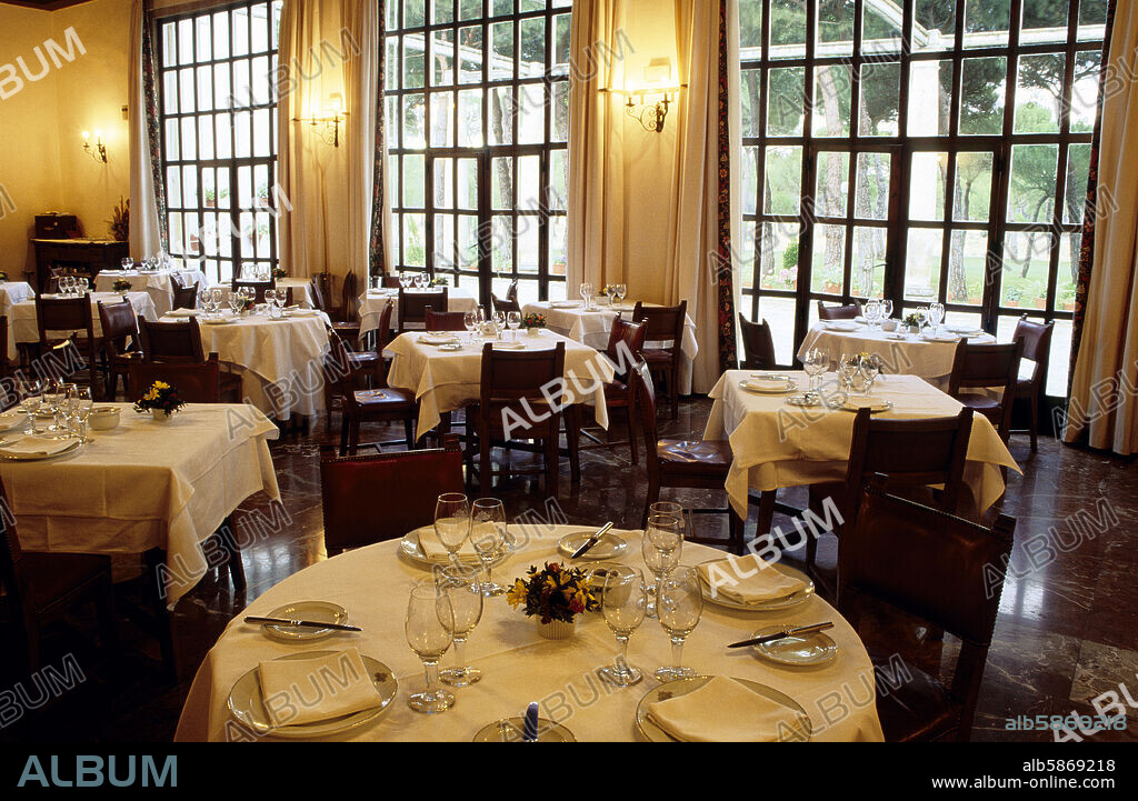 Tordesillas, comedor del Parador Nacional de Turismo.
