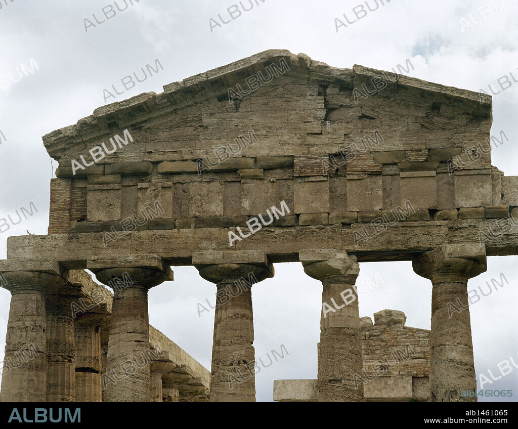 ARTE GRIEGO. MAGNA GRECIA. TEMPLO DE ATENEA, antes mal conocido como templo de Ceres. Fue construido a finales del s. VI a. C. De estilo dórico, tiene unas dimensiones de 32,88 x 14,54 metros. Detalle de uno de los FRENTES del templo, con 6 columnas, arquitrabe y frontón triangular. PAESTUM (antigua ciudad griega de Poeidonia o Posidonia). Provincia de Salerno. Campania. Sur de Italia. Europa.