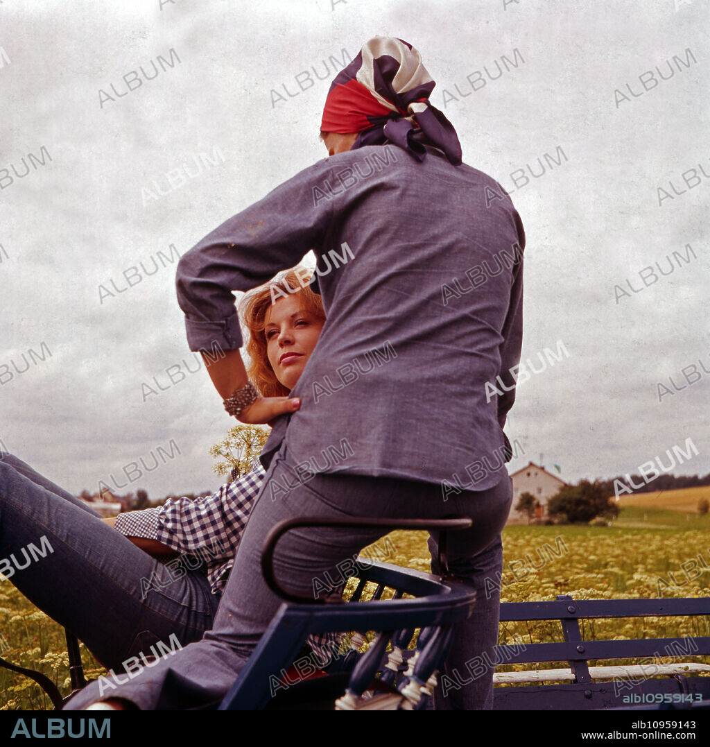 Actresses Anke Syring (left) and Nadia Henkowa on a carriage ride, Germany 1970s.