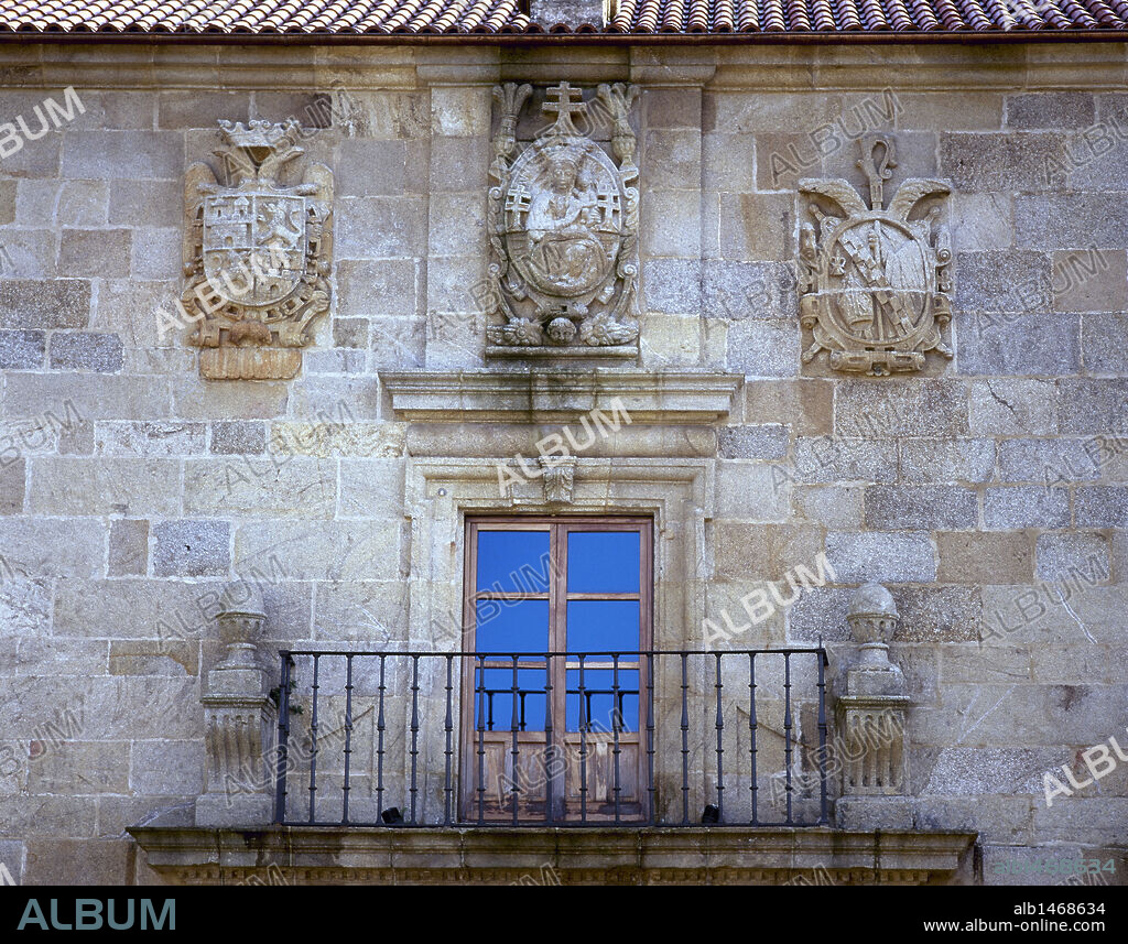 COMUNIDAD GALLEGA. LEIRO. Detalle de la fachada del MONASTERIO DE SAN CLODIO, monumento histórico artístico desde el año 1931. Fue fundado en 928 y quedó integrado en la Orden del Císter durante el siglo XIII. El escudo heráldico de la izquierda pertenece a la Casa de los Austrias. Provincia de Ourense. España.