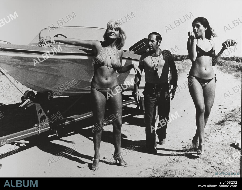 ALFREDO LANDA y JENNY LLADA en EL PUENTE, 1977, dirigida por JUAN ANTONIO BARDEM. Copyright ARTE 7.