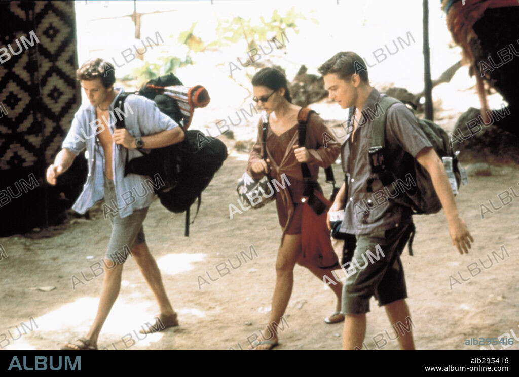 GUILLAUME CANET, Leonardo DiCaprio and VIRGINIE LEDOYEN in THE BEACH, 2000, directed by DANNY BOYLE. Copyright 20TH CENTURY FOX.