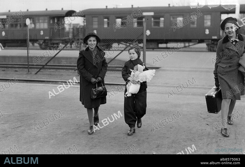 Göteborg 11 mars 1939 - Judisk flyktingfamilj på Centralstationen *** Local Caption *** GT . KAMERAREPORTAGE.