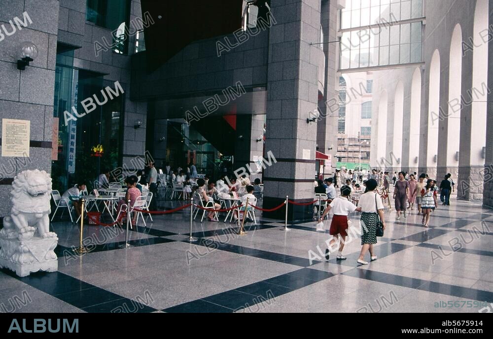 Shanghai (China), Yaohan Department Store. Interior view: entrance hall. Photo, undat.