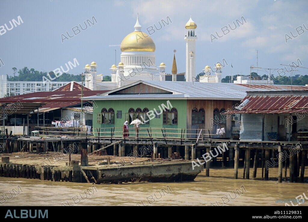The Omar Ali Saifuddin Mosque beyond stilt houses on the Brunei River in Bandar Seri Begawan, capital of Brunei Darussalam, Borneo, Southeast Asia, Asia.