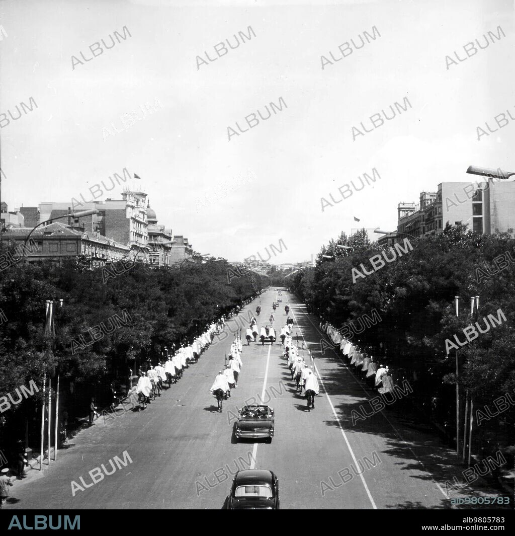 8 mayo 1965. Llegada de Franco, Escoltado por la guardia Mora, al desfile de la Victoria.