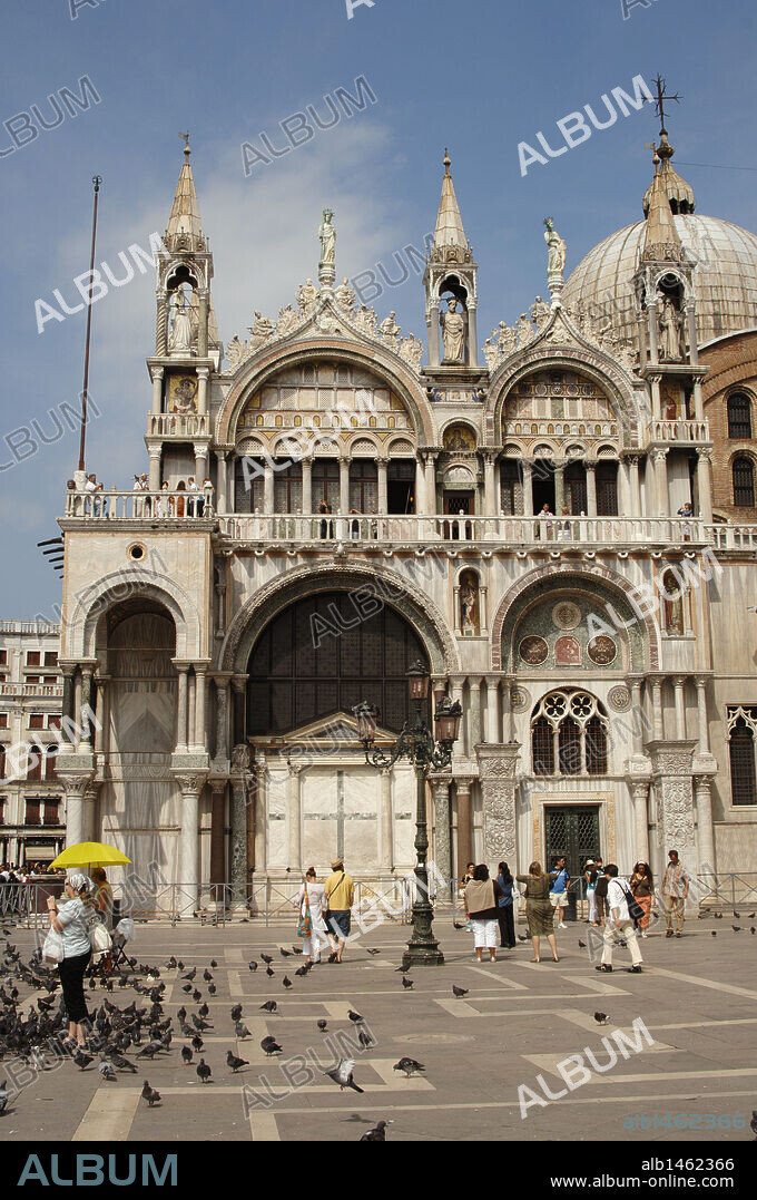 ITALIA. VENECIA. Vista de la CATEDRAL DE SAN MARCOS, de estilo románico-bizantino. Fue fundada en el s. XI por el dux Domingo Conatirini. La fachada presenta dos cuerpos superpuestos de cinco arcadas cada uno con remate gótico florido. Plaza de San Marcos.