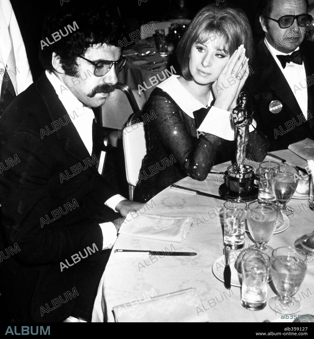 BARBRA STREISAND und ELLIOTT GOULD. The 41th Academy Award / 1961. 
Elliott Gould with Barbra Streisand, Best Actress winner for 'Funny Girl'. 1969