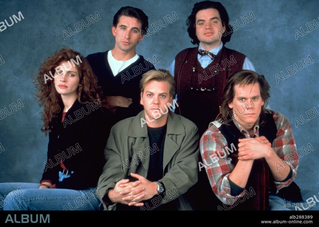 JULIA ROBERTS, KEVIN BACON, KIEFER SUTHERLAND, OLIVER PLATT y WILLIAM BALDWIN en LÍNEA MORTAL, 1990 (FLATLINERS), dirigida por JOEL SCHUMACHER. Copyright COLUMBIA PICTURES.