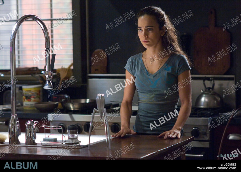 ALICE BRAGA in I AM LEGEND, 2007, directed by FRANCIS LAWRENCE. Copyright WARNER BROS. PICT./VILLAGE ROADSHOW PICT./WEED ROAD PICT/ / WETCHER, BARRY.