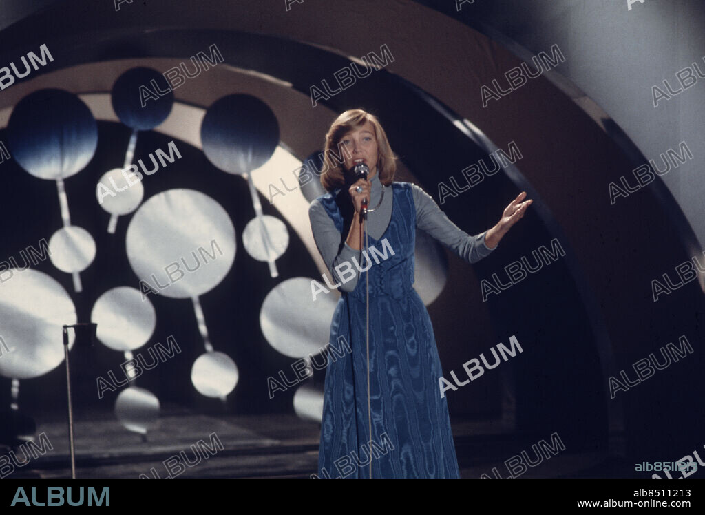 STOCKHOLM 1974-02-09.. Melodifestivalen 1974. Titti Sjöblom deltog med Fröken-Ur-Sång Schlager Sångerskor Publ. i Melodifestivalen genom tiderna sid. 105 persons: TITTI SJÖBLOM sites: SVERIGE;STOCKHOLM.