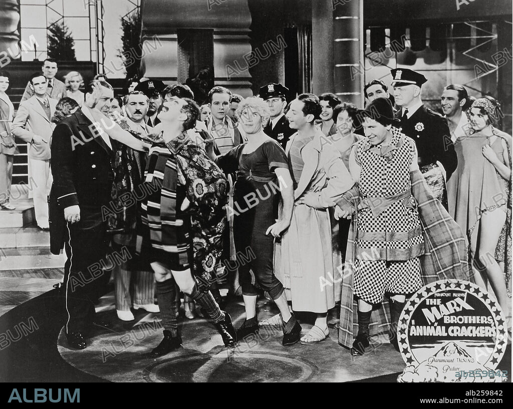 CHICO MARX, GROUCHO MARX, HARPO MARX, THE MARX BROTHERS y ZEPPO MARX en EL CONFLICTO DE LOS MARX, 1930 (ANIMAL CRACKERS), dirigida por VICTOR HEERMAN. Copyright PARAMOUNT PICTURES.