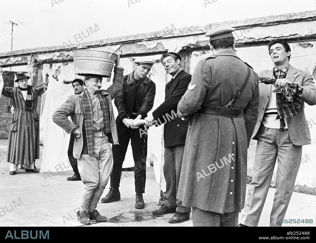 CARLO PISACANE, MARCELLO MASTROIANNI, RENATO SALVATORI, TOTO and VITTORIO GASSMAN in BIG DEAL ON MADONNA STREET, 1958 (I SOLITI IGNOTI), directed by MARIO MONICELLI. Copyright LUX FILM.