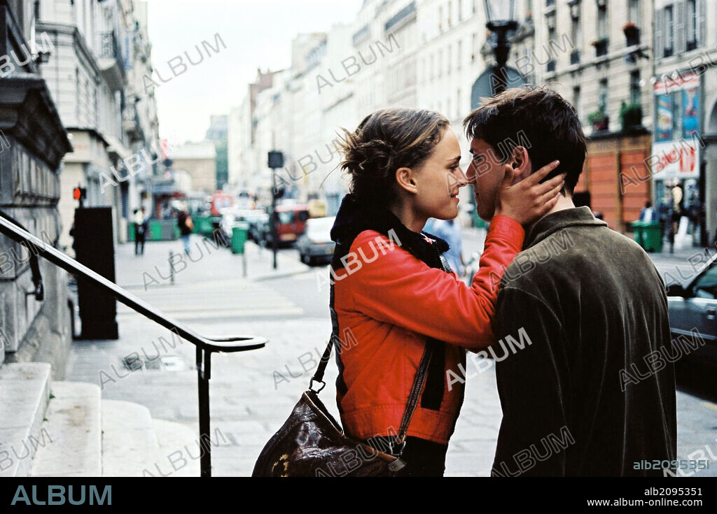 MELCHIOR BESLON et NATALIE PORTMAN dans PARIS, JE T'AIME, 2006, réalisé par ALEXANDER PAYNE, ALFONSO CUARON, BRUNO PODALYDES, CHRISTOPHER DOYLE, DANIELA THOMAS, EMMANUEL BENBIHY, ETHAN COEN, FREDERIC AUBURTIN, GERARD DEPARDIEU, GURINDER CHADHA, GUS VAN SANT, ISABEL COIXET, JOEL COEN, NOBUHIRO SUWA, OLIVER SCHMITZ, OLIVIER ASSAYAS, RICHARD LAGRAVENESE, SYLVAIN CHOMET, TOM TYKWER, VINCENZO NATALI, WALTER SALLES et WES CRAVEN. Copyright CANAL +.
