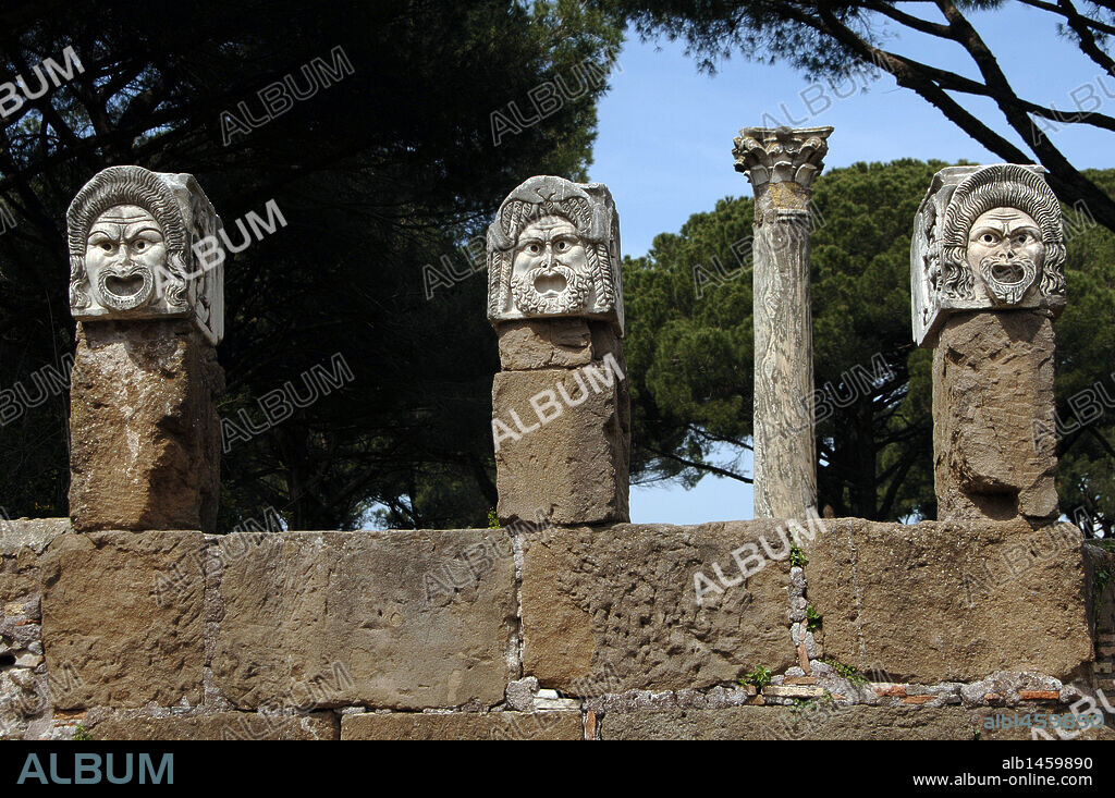 ARTE ROMANO. ITALIA. OSTIA ANTICA. Ciudad romana en la costa del Mar Tirreno, en el antiguo Latium. Era el puerto comercial de la antigua Roma. Detalle de una MASCARAS TEATRALES CLASICAS en el TEATRO (siglo I a. C.). Cercanías de Roma. Lazio.