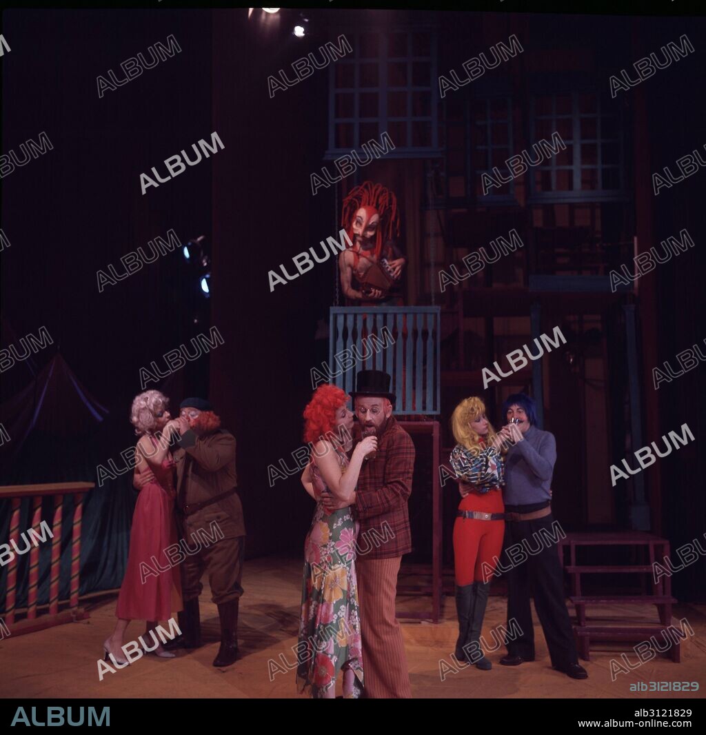 O ' CASEY , SEAN  ESCRITOR IRLANDES 1880 - 1964  TEATRO." CANTA GALLO ACORRALADO " , REPRESENTACION TEATRAL EN MADRID.  VERSION DE ANTONIO GALA  DIRECTOR Y ACTOR , ADOLFO MARSILLACH.