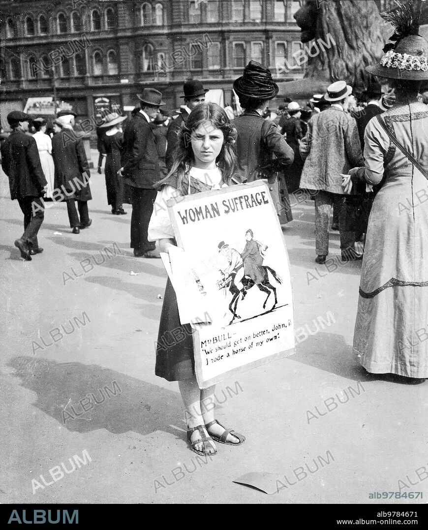 Londres (Reino Unido), 1890 (CA.). Una niña haciendo campaña a favor del sufragio femenino en Reino Unido a principios del siglo XX.