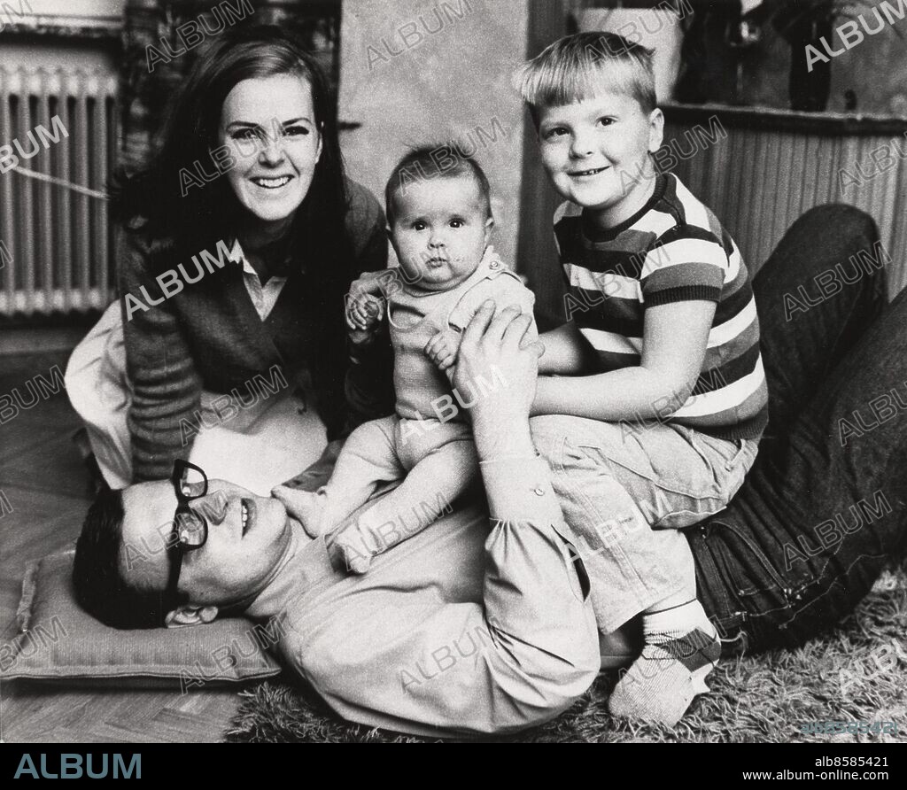 STOCKHOLM 196709.. Anni-Frid Lyngstad pictured together with her husband Ragnar Fredriksson and the children Hans and Lise-lott in Eskilstuna before the Abba-years.. ***********. Anni-Frid Lyngstad tillsammans med maken Ragnar Fredriksson och barnen Hans och Lise-lott fotograferade hemma i Eskilstuna.. Foto Göran Ärnbäck / PrB / SCANPIX Code 50. ***ARKIVBILD***.