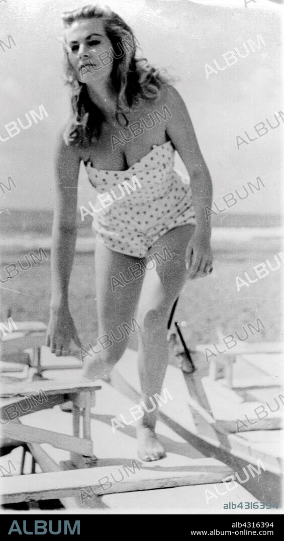 Brigitte Bardot. Gunther Sachs. Mic Mac Fashion Show. St Tropez. 1968.