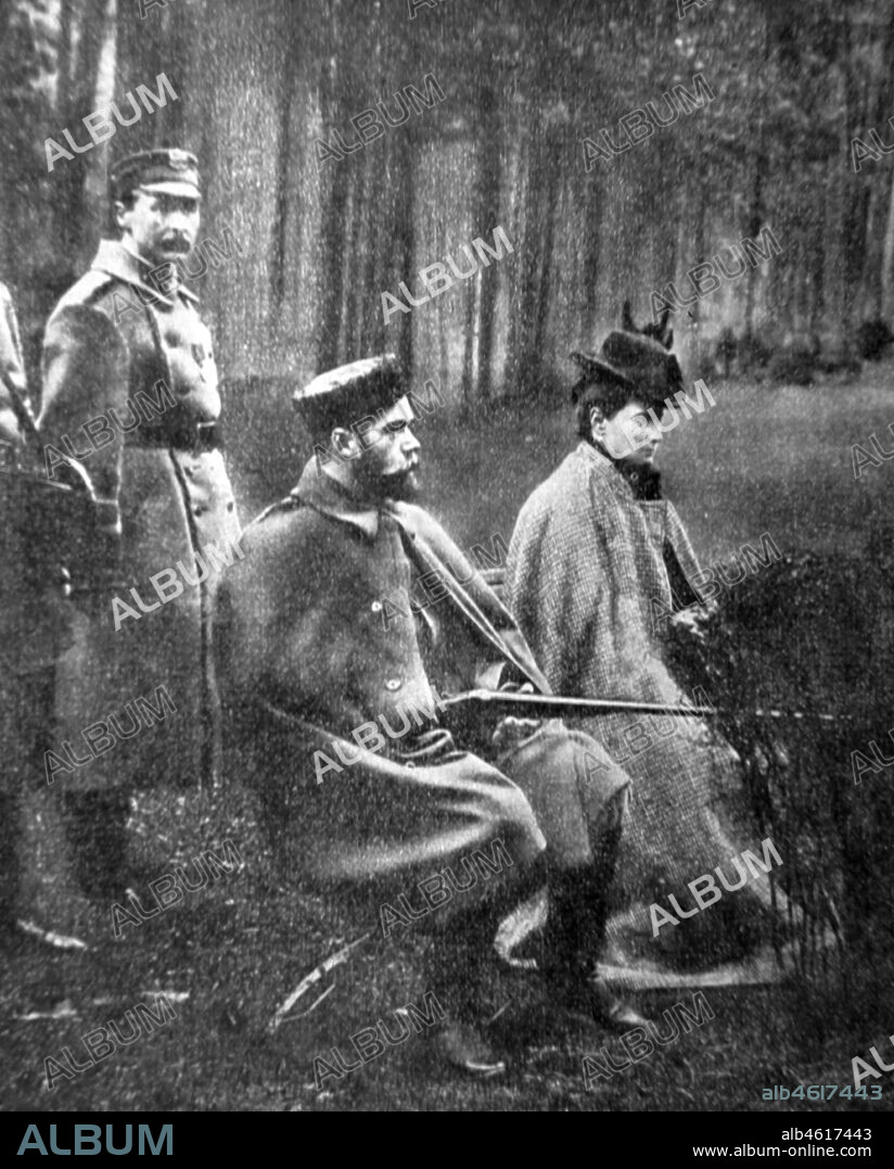 Nicolás II (1868-1918), último zar de Rusia, en una cacería junto a su esposa Alejandra Fiodorovna Romanova (1872-1918) en 1903.