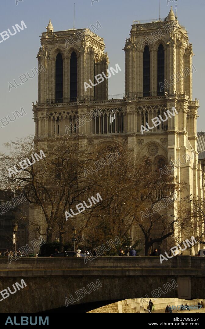 FRANCIA PARIS. Vista general de la fachada de la CATEDRAL DE NOTRE-DAME de estilo gótico.