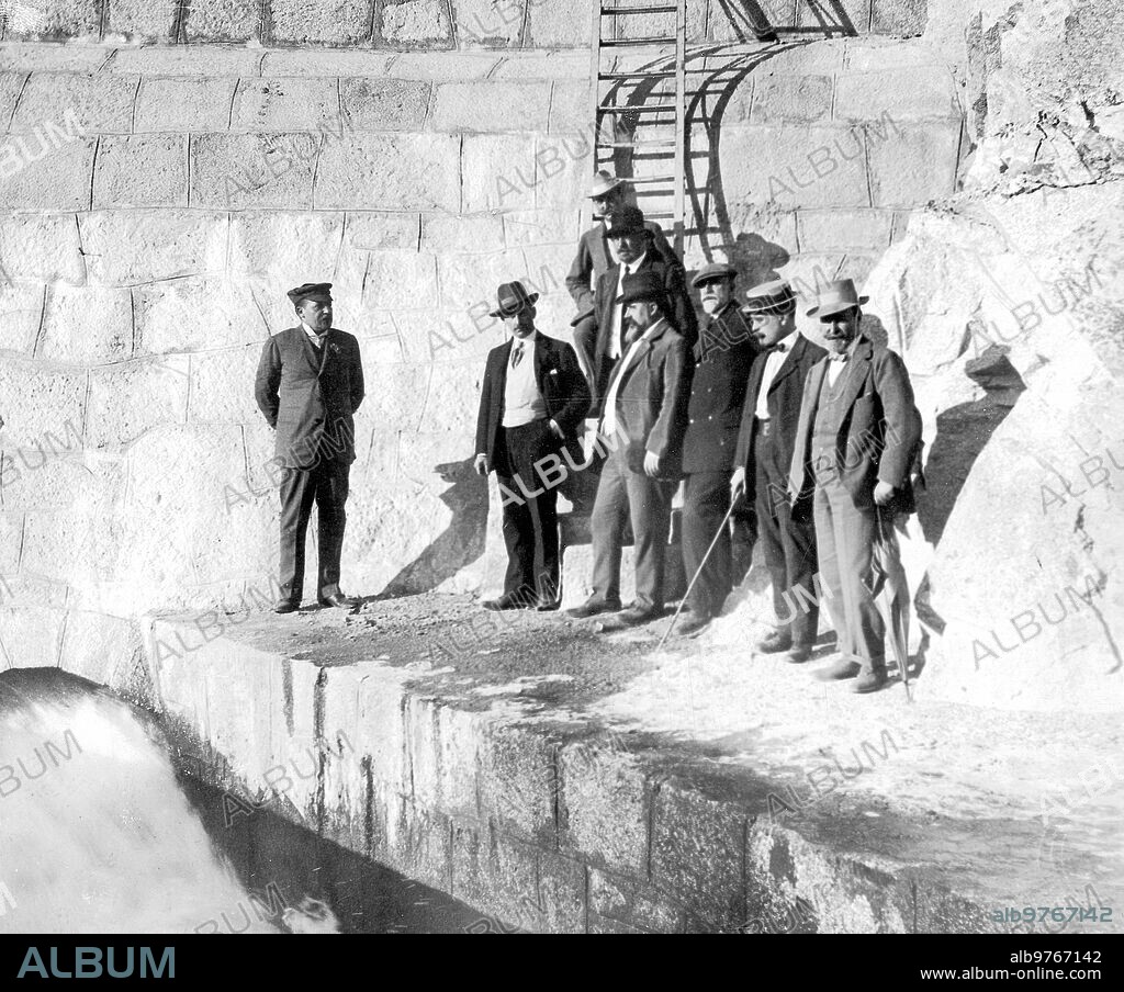Manzanares el Real (Madrid), 30/05/1909. Ingenieros e invitados visitando las obras de la Hidráulica Santillana invitados por el joven e ilustrado Marqués.  Grupo delante de la presa.