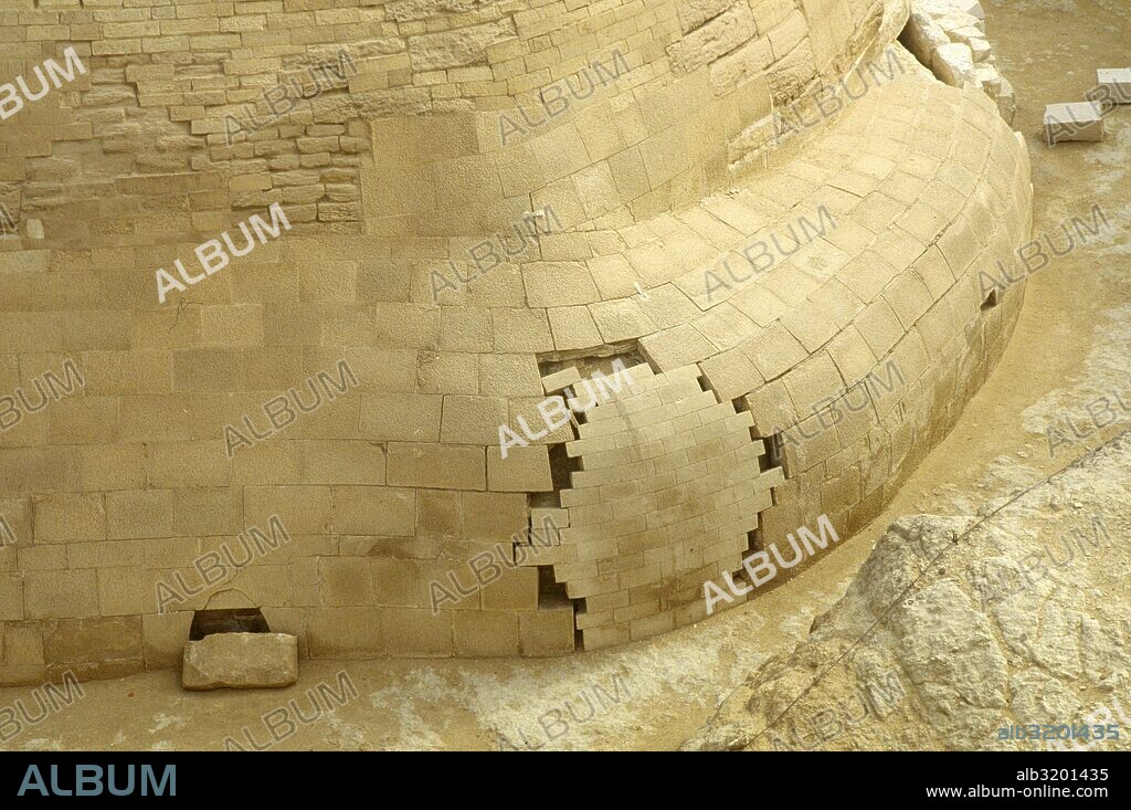 La Gran Esfinge de Guiza, monumental escultura que se encuentra en la ribera occidental del río Nilo, en la ciudad de Guiza, Egipto.