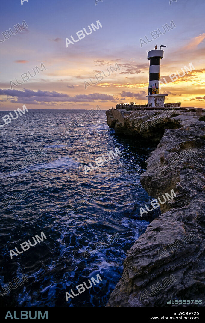 Faro de la Colònia de Sant Jordi y isla de Cabrera. Ses Salines. Comarca de Migjorn. Mallorca.Baleares.España.