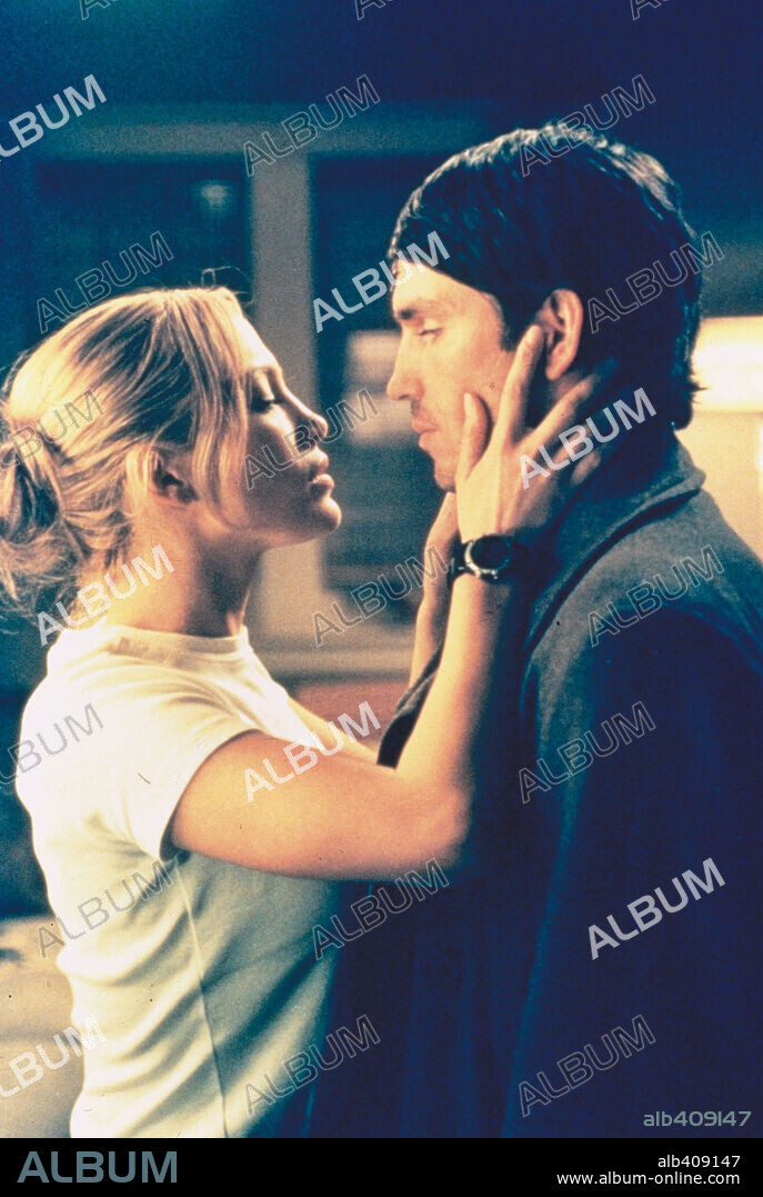 JENNIFER LOPEZ and JIM CAVIEZEL in ANGEL EYES, 2001, directed by LUIS MANDOKI. Copyright ANGEL EYES PRODUCTIONS/FRANCHISE PICTURES/MORGAN CREEK PRODU.