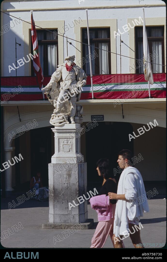 Getaria (Gipuzkoa), 1987 (CA.) . Monumento, de Juan Sebastián Elcano. Situado delante del Ayuntamiento y en el centro del pueblo.