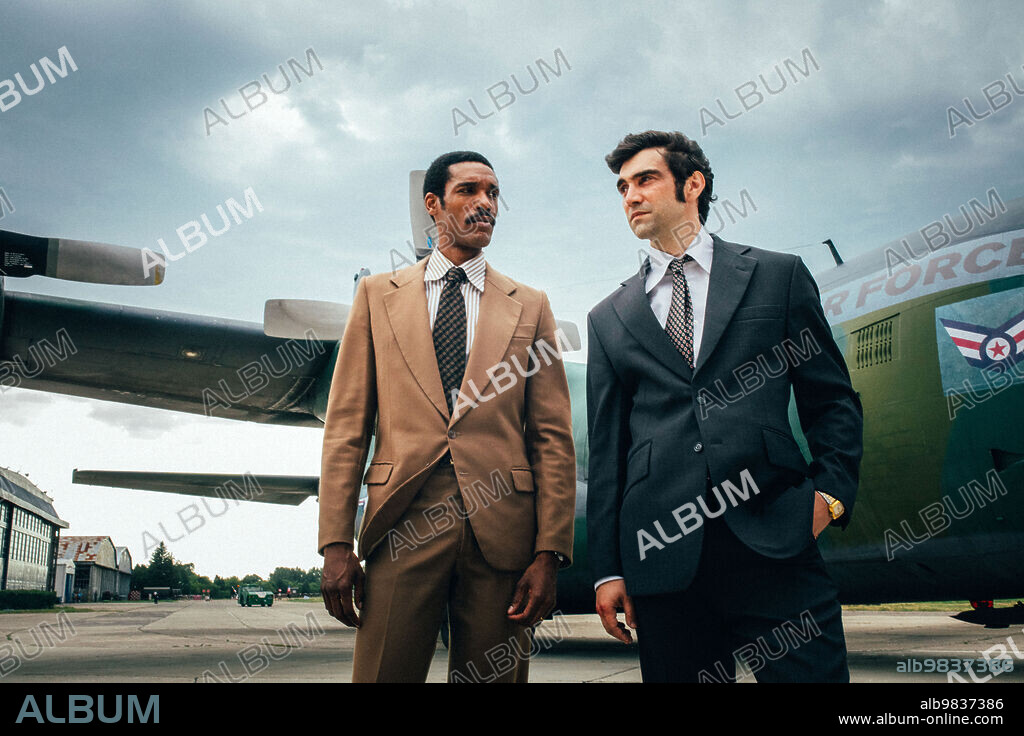 ALEC SECAREANU et PARKER SAWYERS dans SPY / MASTER, 2023, réalisé par CHRISTOPHER SMITH. Copyright MOBRA FILMS.