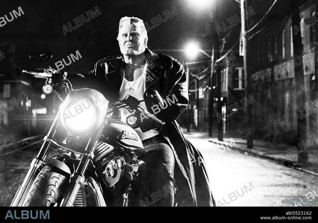 MICKEY ROURKE en SIN CITY: UNA DAMA POR LA QUE MATAR, 2014 (SIN CITY: A DAME TO KILL FOR), dirigida por FRANK MILLER y ROBERT RODRIGUEZ. Copyright MIRAMAX FILMS.