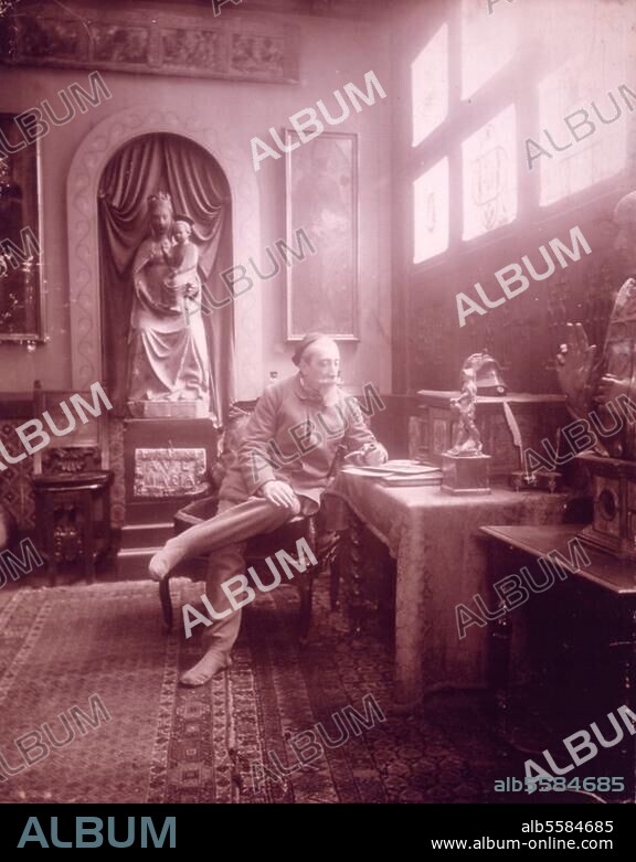 France, Anatole (Jacques Anatole Thibault, dit), écrivain français. Paris 16.4.1844 - La Bechellerie (près de Tours) 12.10.1924. Anatole France dans sa maison. Photographie, vers 1890/1900. Paris, coll. particulière.