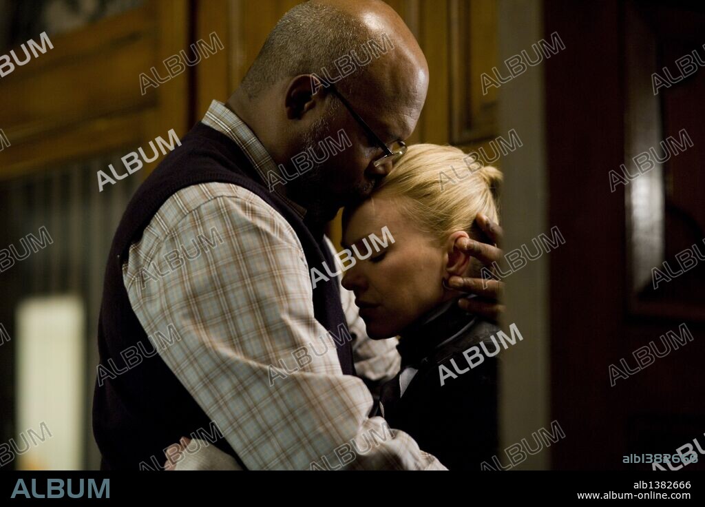 NAOMI WATTS and SAMUEL L. JACKSON in MOTHER AND CHILD, 2009, directed by RODRIGO GARCIA. Copyright MOCKINGBIRD PICTURES.