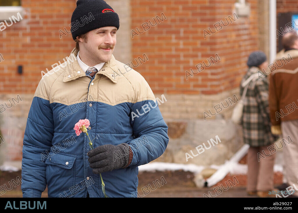 RYAN GOSLING en LARS Y UNA CHICA DE VERDAD, 2007 (LARS AND THE REAL GIRL), dirigida por CRAIG GILLESPIE. Copyright SIDNEY KIMMEL ENTERTAINMENT.