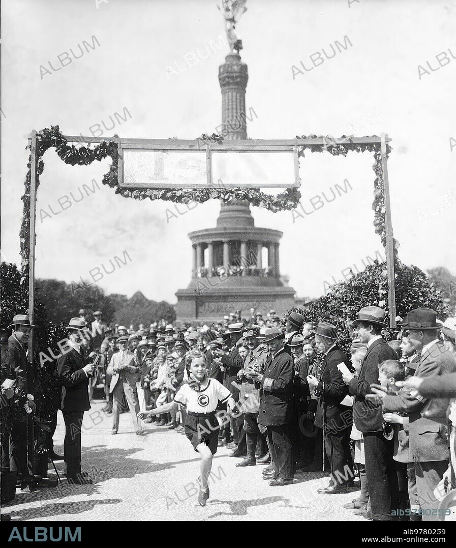 July 1920. Sports in Valencia. Arrival at the finish line of the girl Hanny Krüger, in the Potsdam-Berlin race. Photo: Phototek -Approximate date.