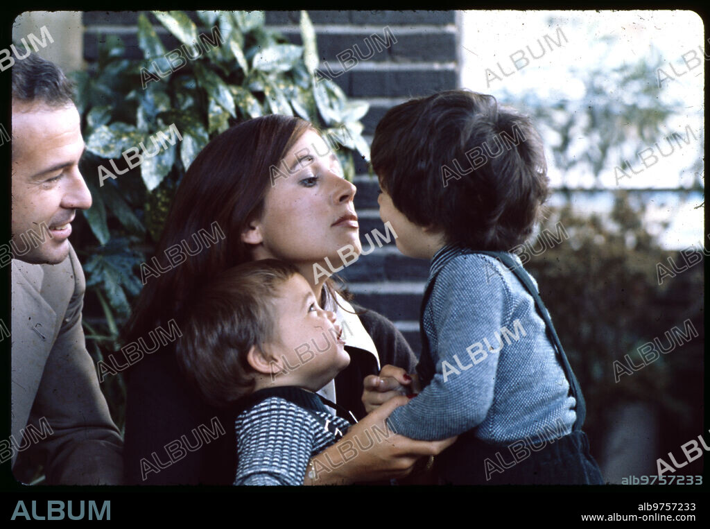 Madrid, febrero de 1976. Los Duques de Cádiz, Alfonso de Borbón Dampierre y Maria del Carmen Martínez Bordiú Franco, posan con sus dos hijos, Francisco y Luis Alfonso de Borbón Martínez Bordiú, en su domicilio.